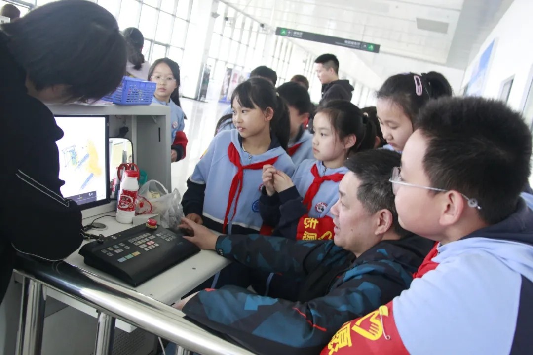 馬鞍山長(zhǎng)客 助力學(xué)校開展小小文明踐行者活動(dòng)