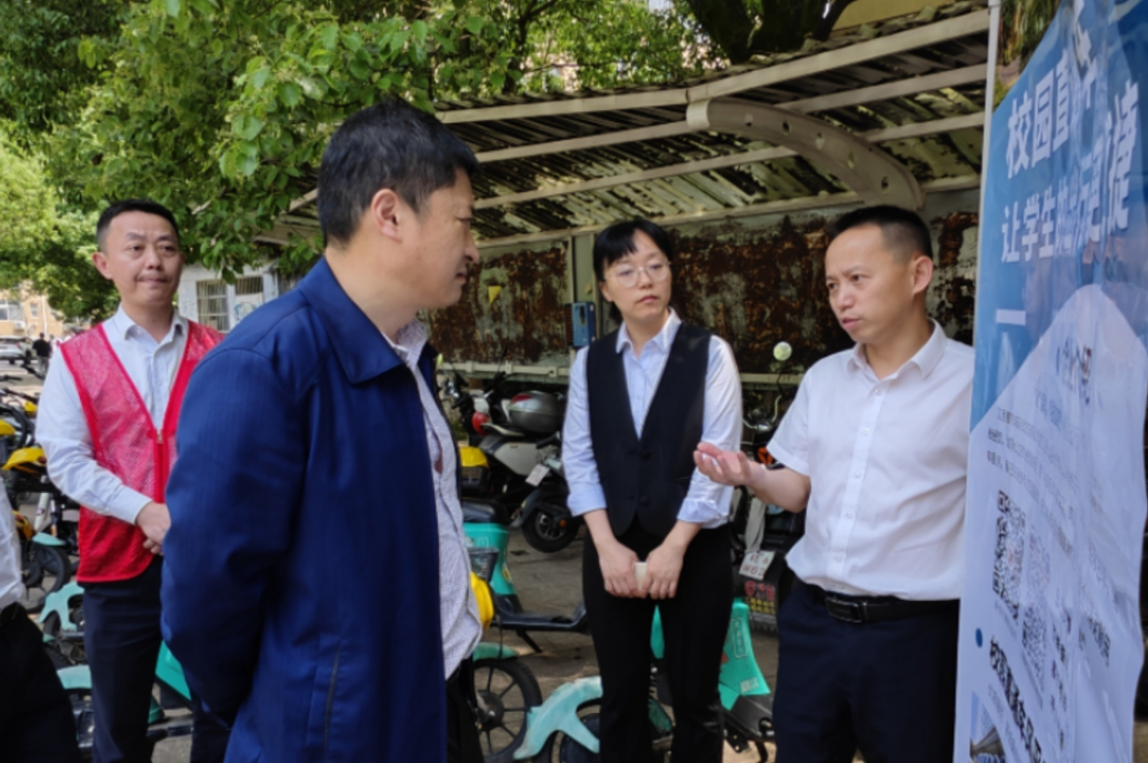 旅游客運(yùn)分公司校園直通車(chē)地推工作有序進(jìn)行 占梁前往現(xiàn)場(chǎng)督導(dǎo)