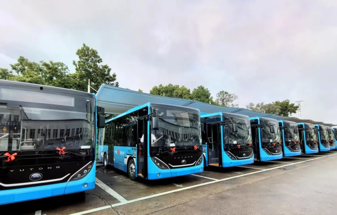 婺源公交:五一大禮包 8輛新純電動(dòng)公交車(chē)正式上線運(yùn)營(yíng)啦!