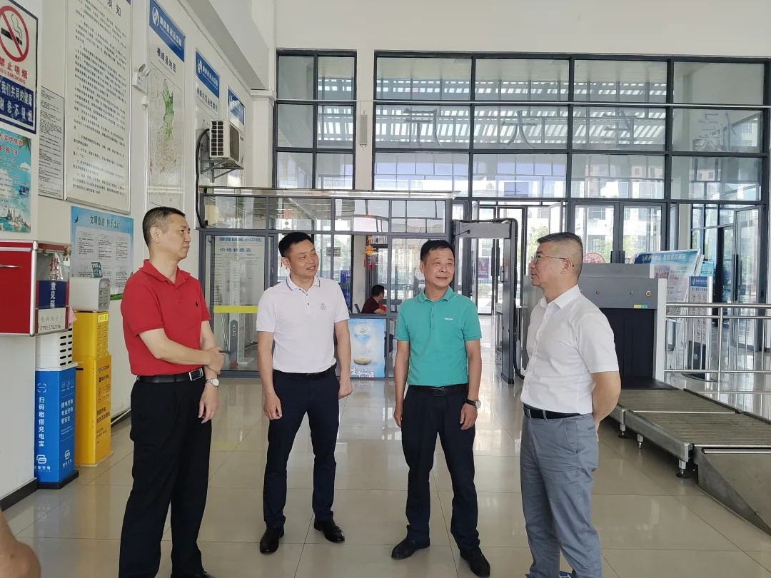 胡勁松一行檢查上饒汽運、鷹潭公司安全生產(chǎn)工作