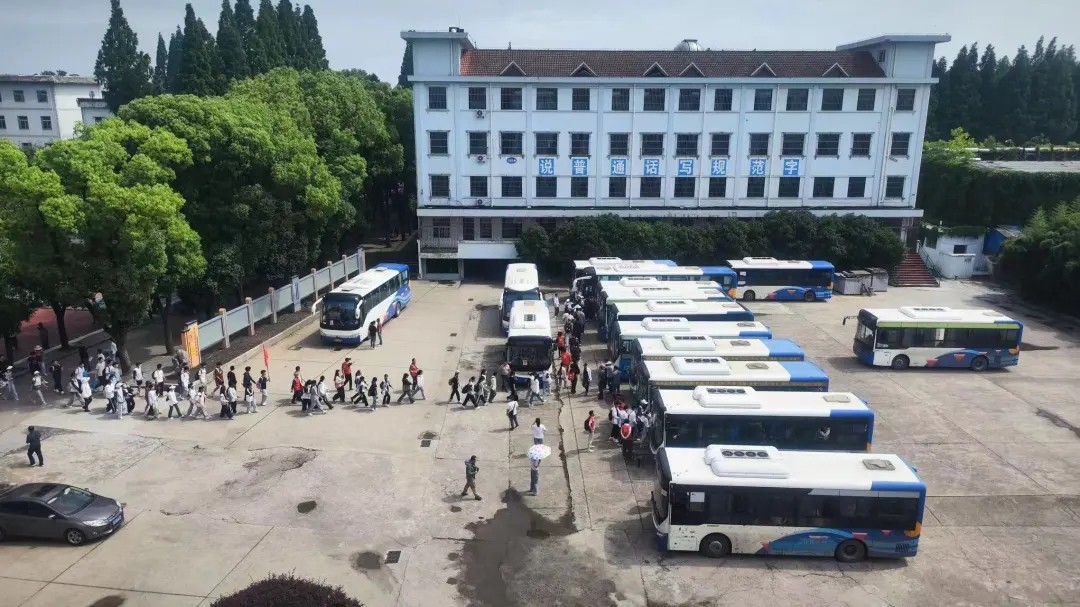 馬鞍山長(zhǎng)客:護(hù)航姑溪初級(jí)中學(xué)師生體育拉練活動(dòng)