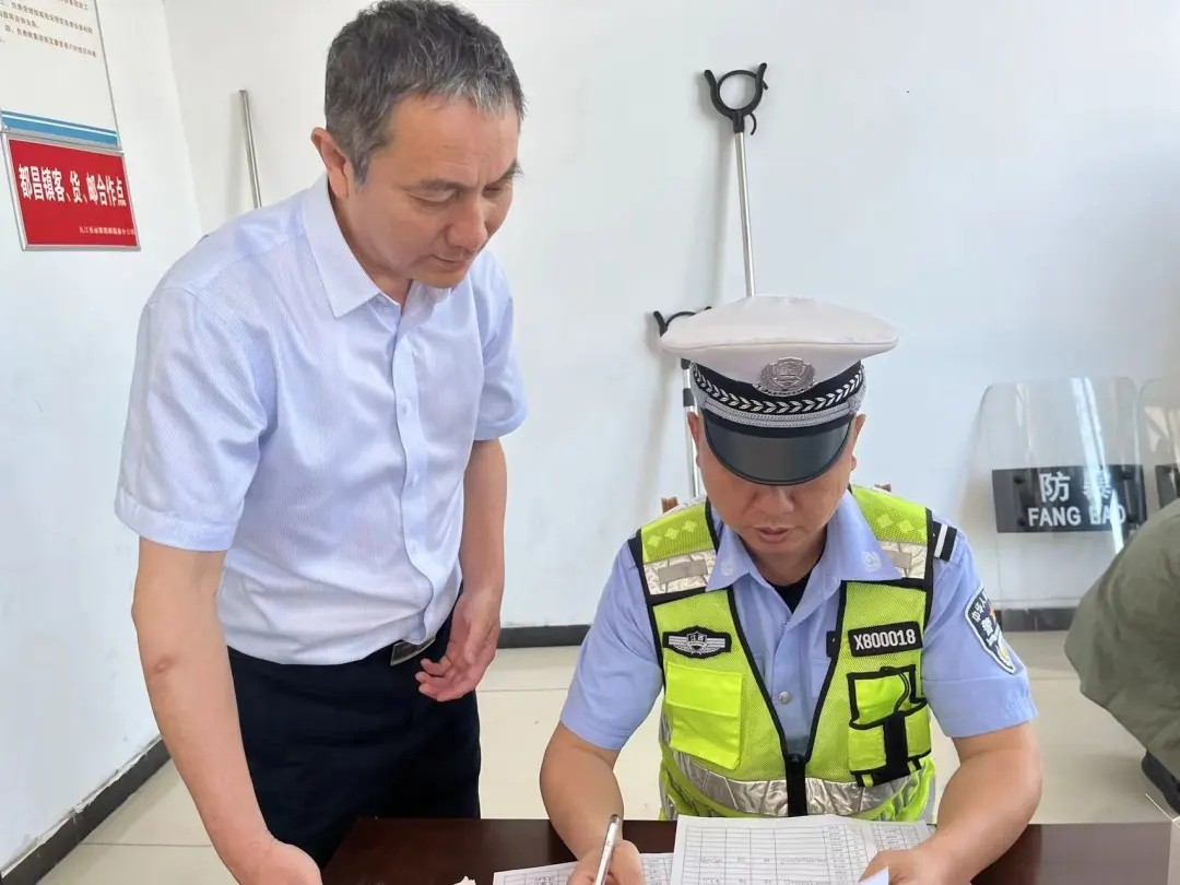 九江長(zhǎng)運(yùn) 都昌公司聯(lián)合都昌交警大隊(duì)開(kāi)展尿液檢測(cè)