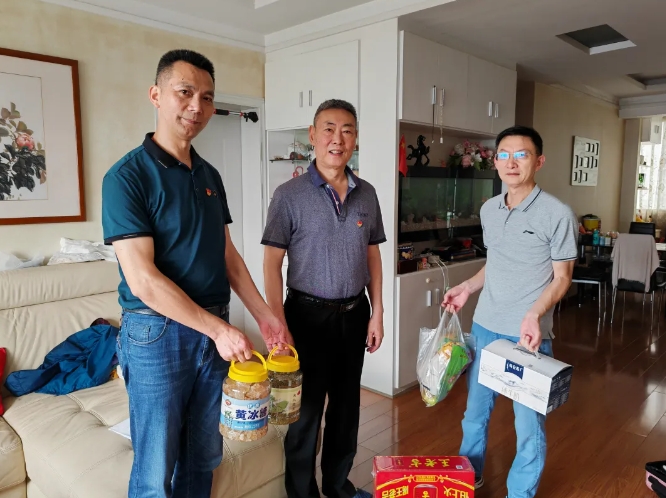 長(zhǎng)鴻物業(yè)：開(kāi)展走訪(fǎng) 慰問(wèn)離退休干部