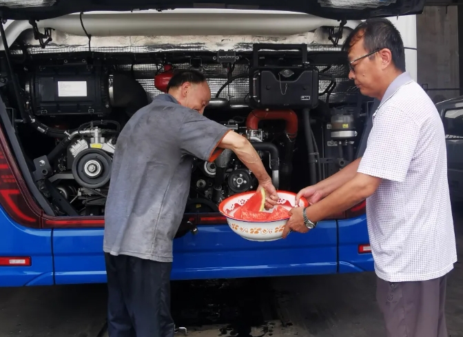 九江長(zhǎng)運(yùn):高溫天氣 修理廠里送清涼