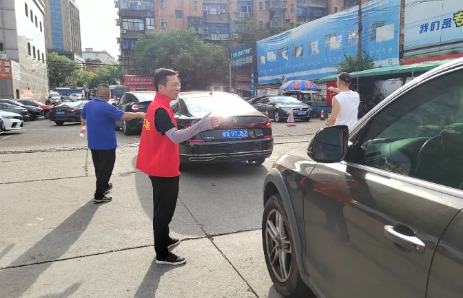 長(zhǎng)運(yùn)物業(yè)：烈日炙烤 擋不住熱情服務(wù)