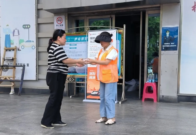 九江長運：公司領(lǐng)導親送清涼 保障站點優(yōu)質(zhì)服務