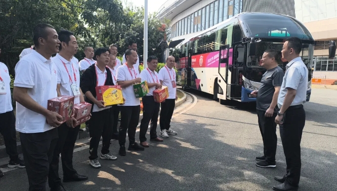 都市城際公交 公司領(lǐng)導(dǎo)慰問(wèn)2024年尤尼克斯國(guó)際青年羽毛球錦標(biāo)賽運(yùn)輸保障團(tuán)隊(duì)