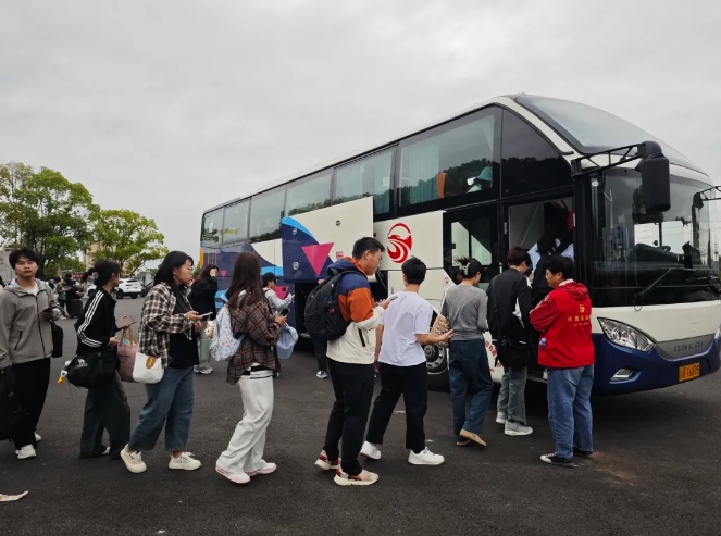 九江長運:永修公司校園直通車助力周末游
