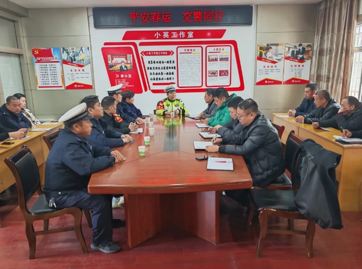 新余交警城北大隊(duì)檢查新余公交春運(yùn)安全工作