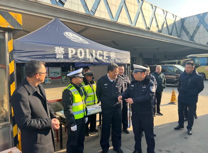 都市城際公交 交警部門(mén)領(lǐng)導(dǎo)檢查站務(wù)分公司春運(yùn)安全生產(chǎn)工作