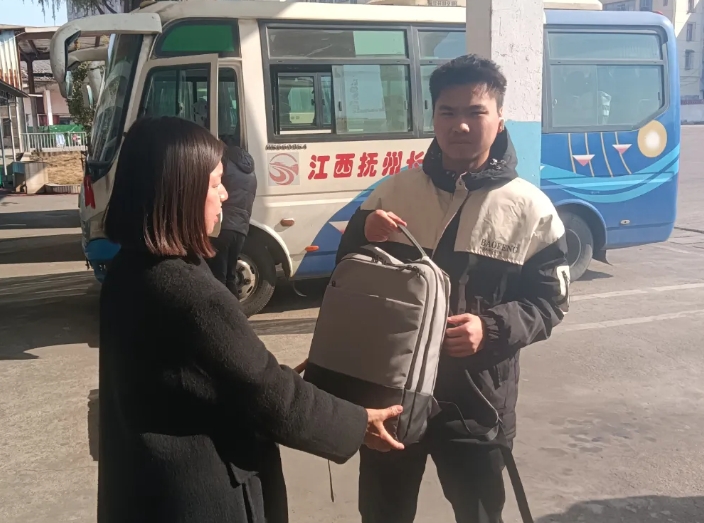 撫州長(zhǎng)運(yùn):攜手民警 助學(xué)生尋回失物