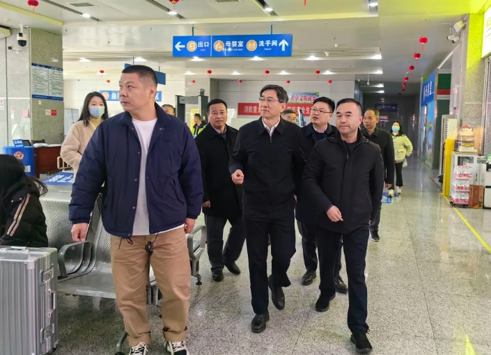 陳建軍一行督導南昌長途汽車西站春運安全生產(chǎn)工作