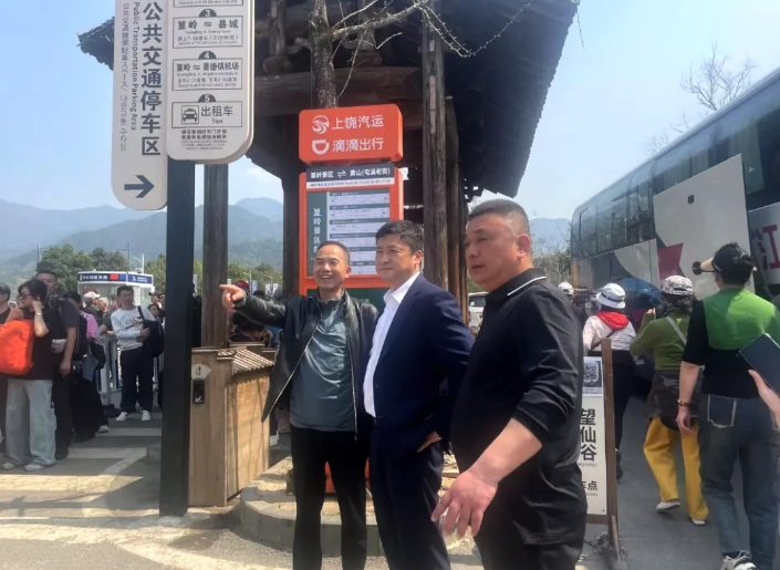 占梁先后前往婺源、景德鎮(zhèn)調(diào)研站點巴士運營情況