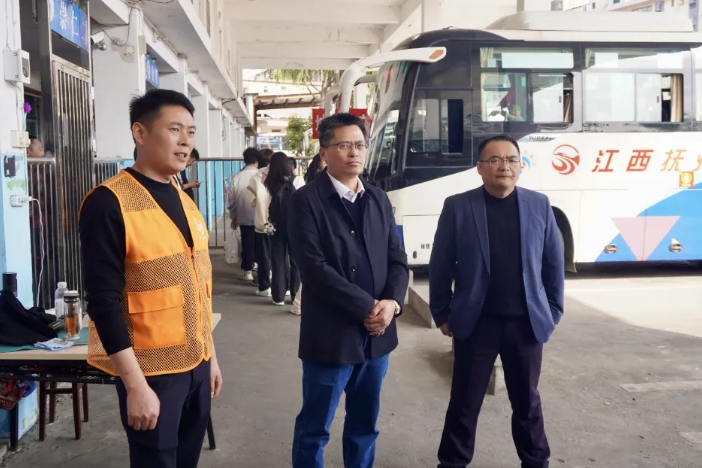 肖良芝深入一線督導(dǎo)清明節(jié)前運(yùn)輸工作