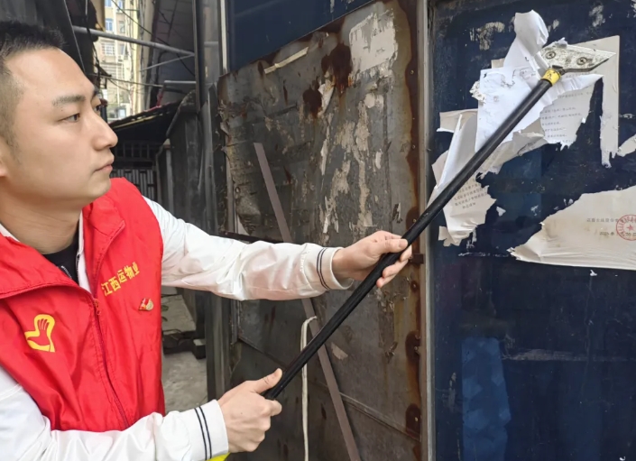 長(zhǎng)運(yùn)物業(yè) 開展破舊廣告專項(xiàng)清理