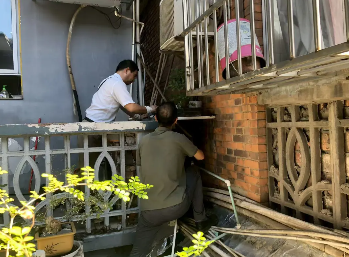 長運物業(yè) 后勤組緊急搶修 保障用水