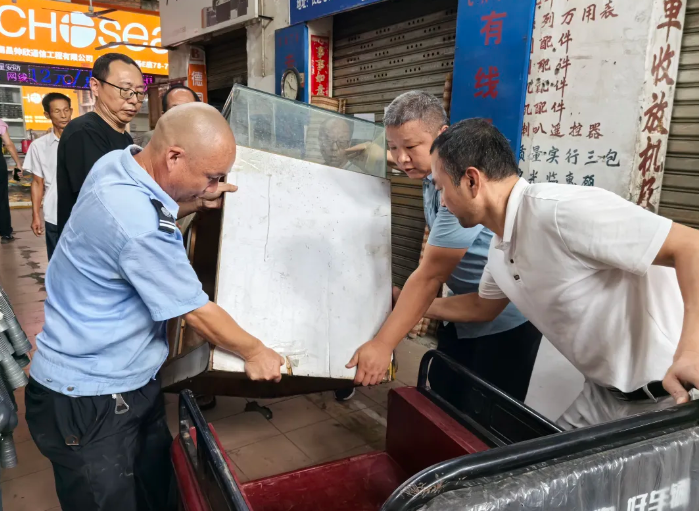 整治市場環(huán)境 清理廢舊車輛