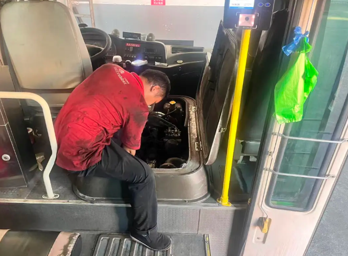 鉛山全域公交開展技術(shù)大排查與愛車?yán)Ｐ袆? onmousewheel=