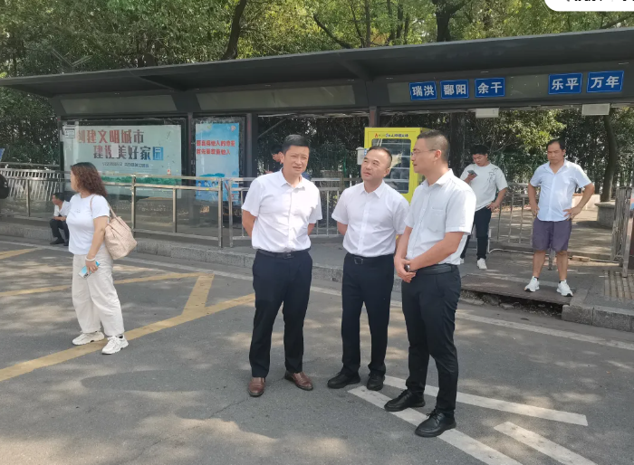 劉磊、占梁檢查瑤湖西客運驛站雙節(jié)客流高峰運輸保障準(zhǔn)備工作