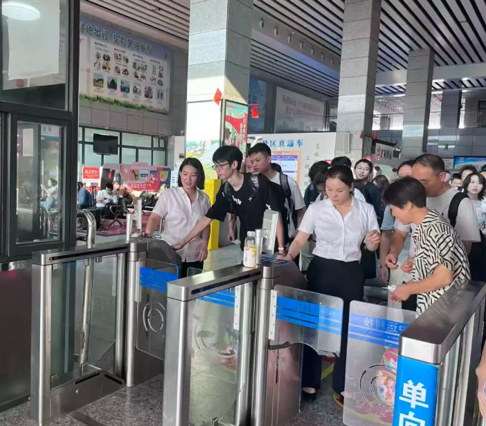 上饒汽運(yùn)：汽車東站“雙節(jié)”客流達(dá)新峰值人潮涌動(dòng)開啟出行熱潮
