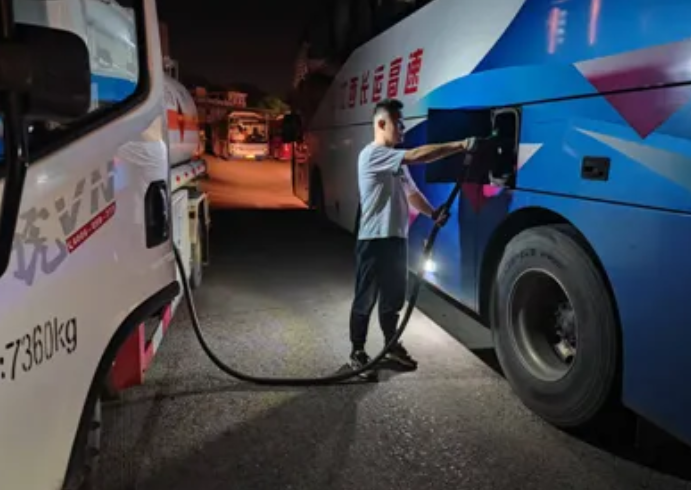 景德鎮(zhèn)長(zhǎng)運(yùn) 深夜護(hù)航 加油不斷檔