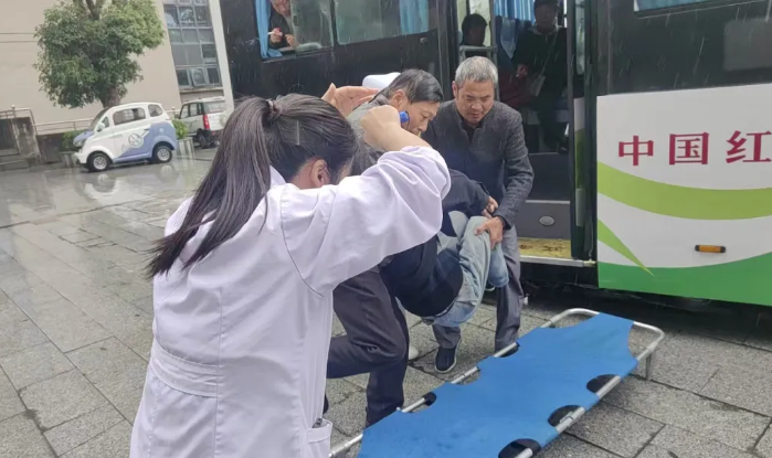 暖新聞 || 黃山長運：公交車秒變“救護車”！一場與時間賽跑的生命救援在城鄉(xiāng)道路上悄然上演