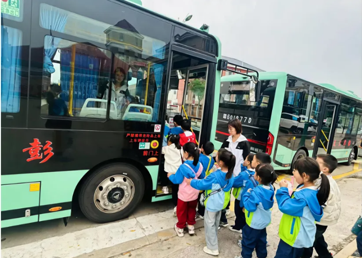 九江長運 護(hù)送幼兒園師生觀摩學(xué)習(xí)