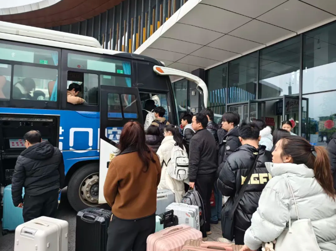 撫州長運：城際公交加開班次 護航學生返校