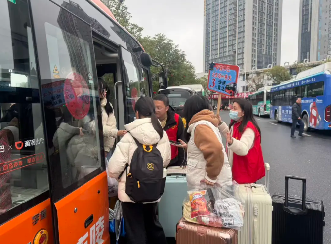 吉安公交：廬陵小巴限時(shí)校園專線 暖心護(hù)航學(xué)子返校