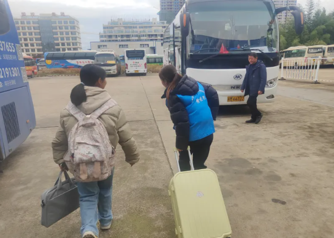 都市城際公交：聚焦返校高峰，高效完成學(xué)生集中轉(zhuǎn)運保障工作