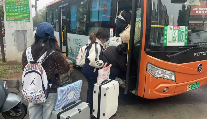 撫州長運：動態(tài)接駁守歸途  精準保障暖返程